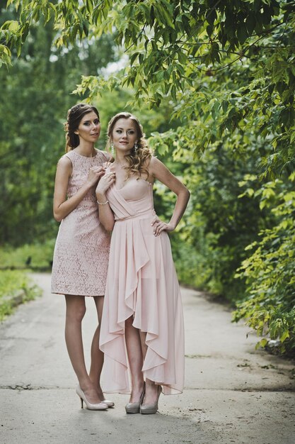 Foto le amiche camminano nel parco 3368