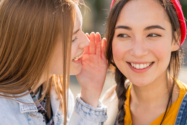 写真 ガールフレンドのささやき