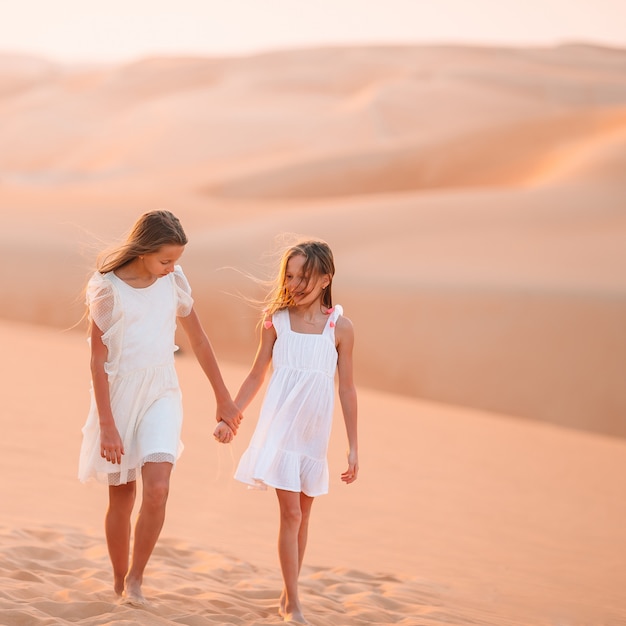 Ragazze tra le dune nel grande deserto degli emirati