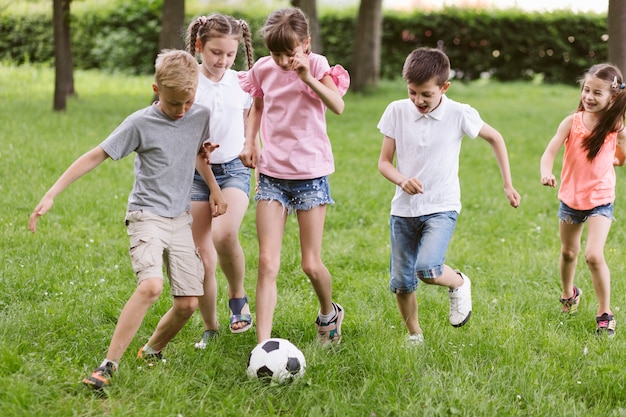 女の子と男の子のサッカー