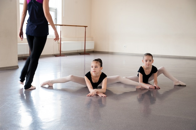 Girls are engaged in choreography in the ballet class.