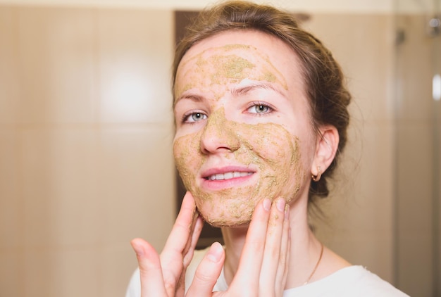 Le ragazze stanno realizzando maschere di argilla per la pelle procedure di bellezza a casa