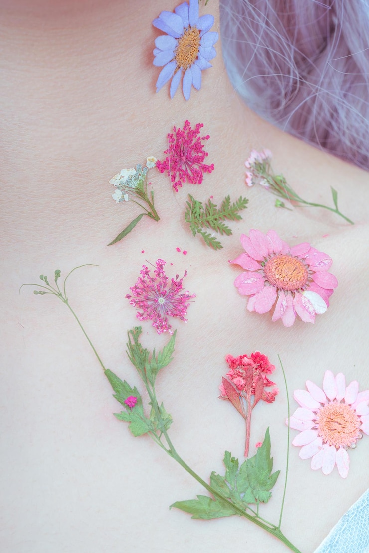 Photo 一個女孩的胸部和花朵