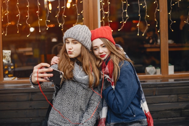 Ragazze in una città