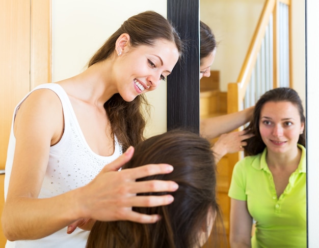 Foto ragazze che si pettinano