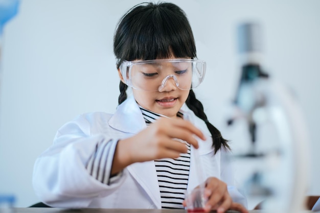 Ragazze che fanno esperimenti scientifici in laboratorio. messa a fuoco selettiva.