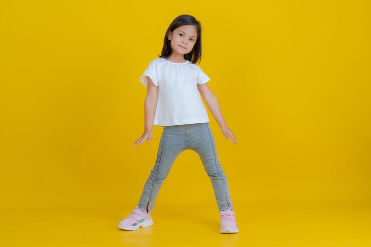 스튜디오에서 다양한 포즈를 취하는 소녀들
