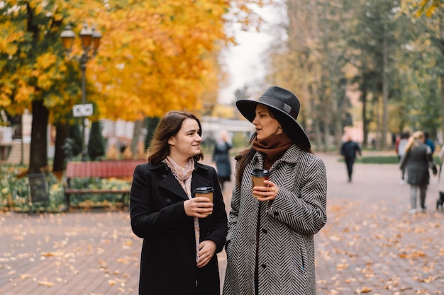 Ragazze che bevono caffè nel parco