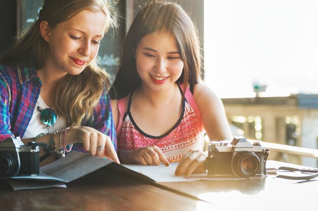 女の子の友情のハングアウト旅行の休日の写真のコンセプト