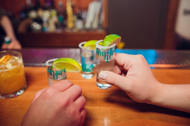 Photo girls hand holding straw in lime juice