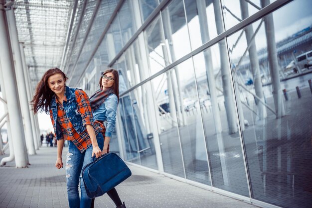 Photo girls having fun and happy when they met at the airportart proc