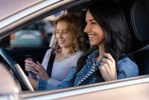 写真 車の中で楽しんでいる女の子