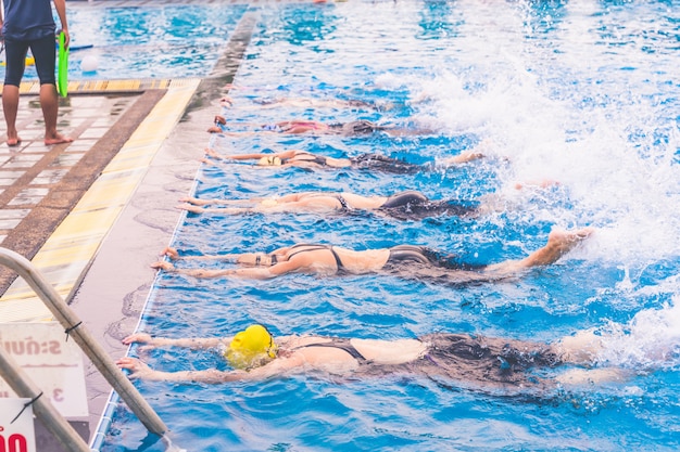 Foto ragazze che imparano a nuotare in piscina.