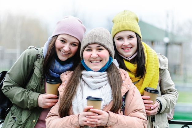 Le ragazze con maschere facciali abbassate guardano davanti e sorridono