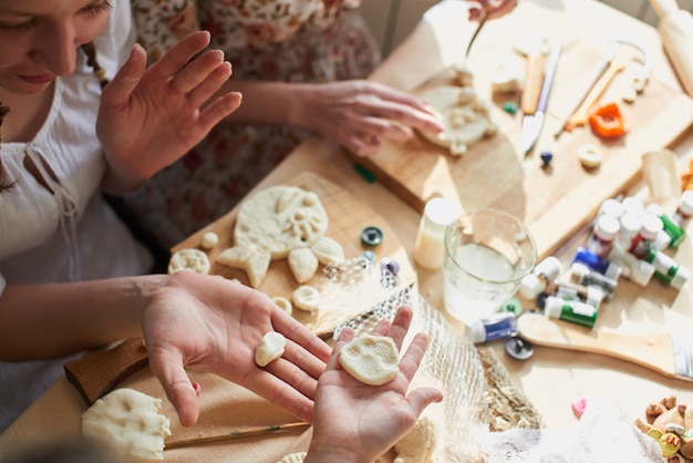 女の子は手作りの生地を作ります