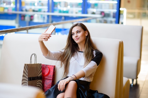 Le ragazze fanno shopping selfi.