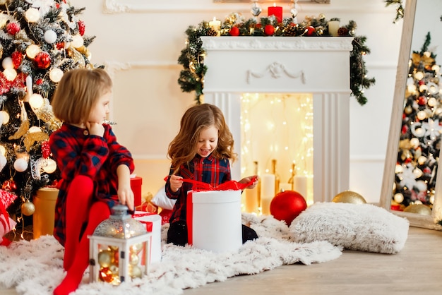 クリスマスプレゼントを開ける女の子