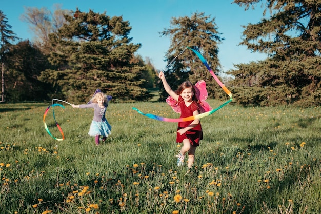 Foto ragazze che giocano a terra nel parco