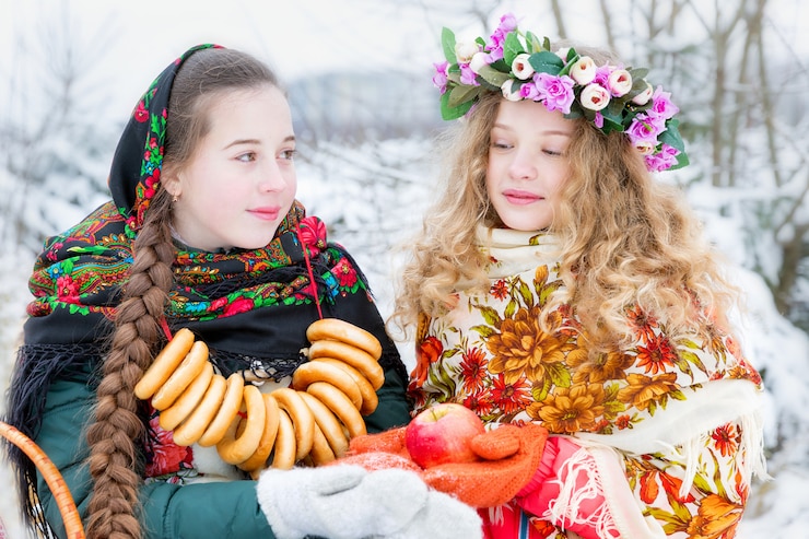 Фотография девушки в русской национальной одежде в зимнем пейзаже