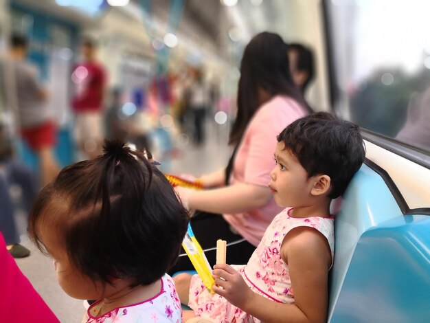 写真 電車に座っている女の子