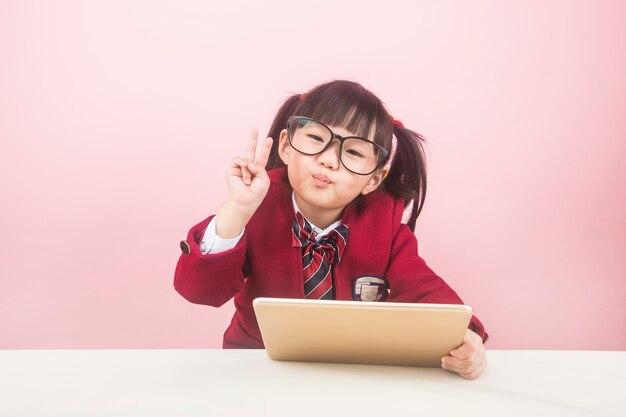 自宅でオンラインで勉強している女の子