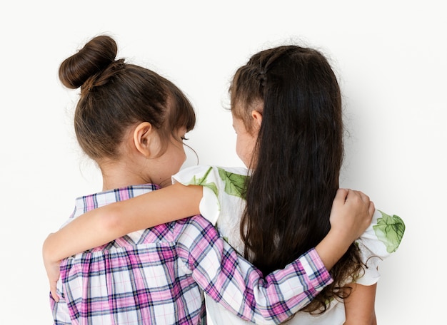 Le ragazze studiano insieme il concetto del ritratto