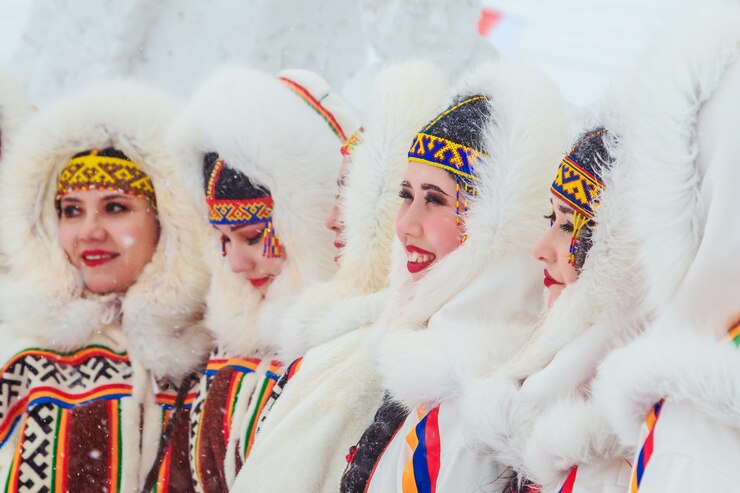 Фотография девочки в традиционной северной одежде на фестивале оленеводов
