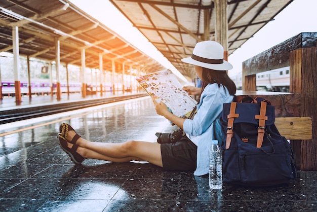 Foto ragazze che aspettano alla stazione dei treni.