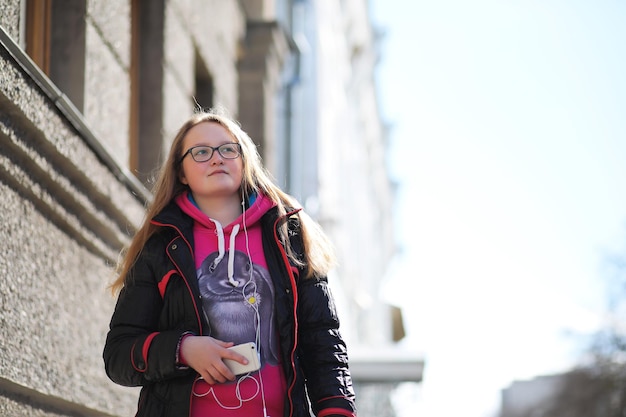 Photo girls on a walk in sunny weather day