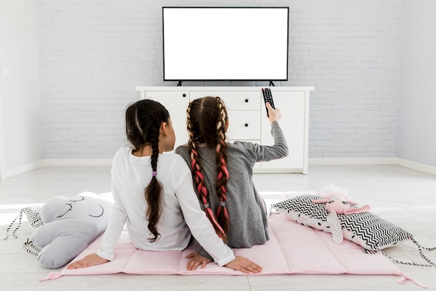 写真 テレビを見ている女の子