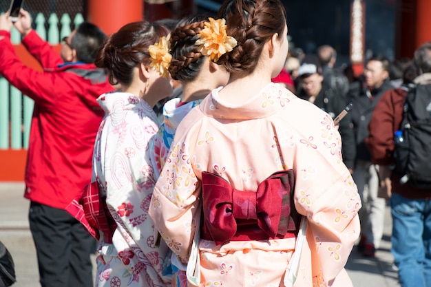 写真 日本の寺院で歩く女の子たち。