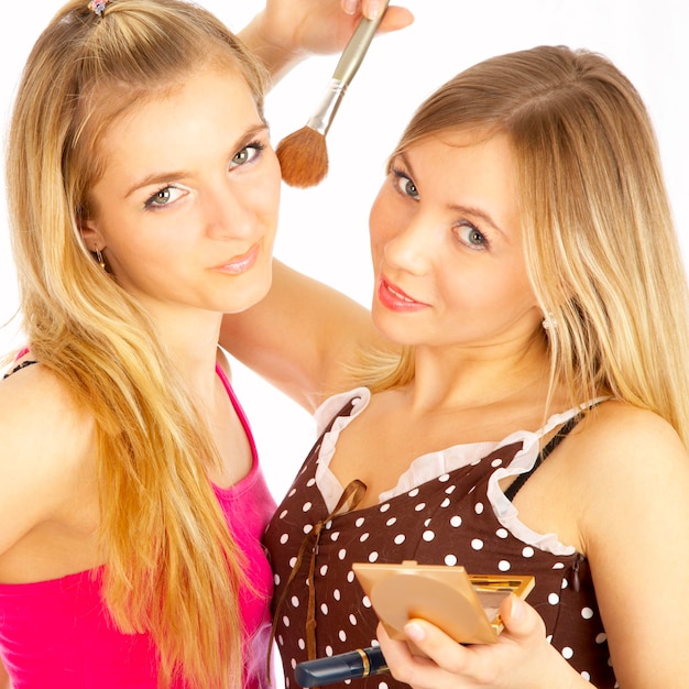 Foto le ragazze su sfondo bianco. trucco.