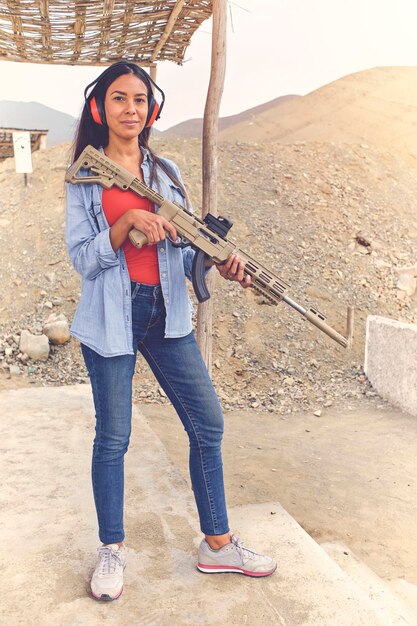 사진 기관총을 가진 소녀들은 표적 사격 보호 개념을 연습합니다.