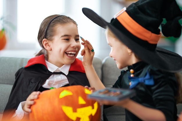 Photo girls with carving pumpkin