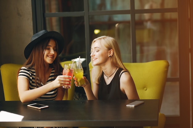 Ragazze con cocktail