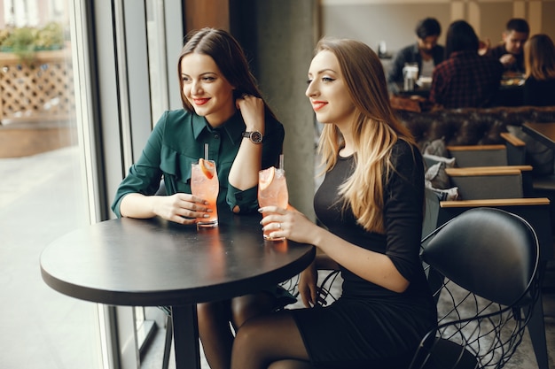 Ragazze con cocktail