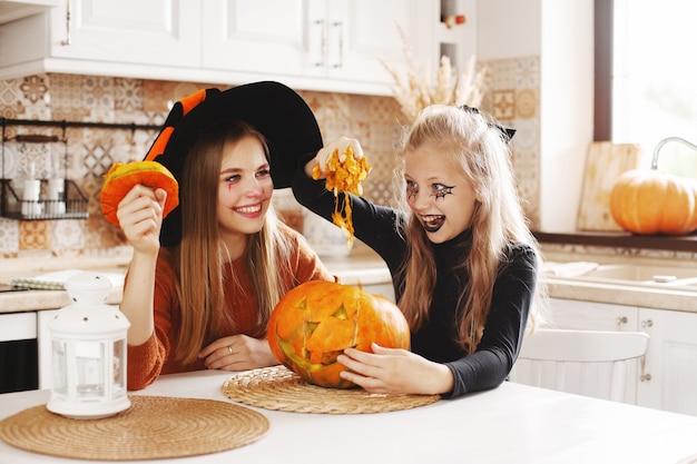 Ragazze con costumi e decorazioni di halloween