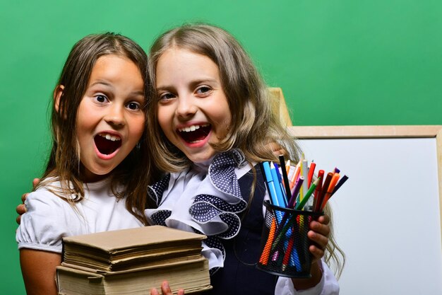 Foto le ragazze con i volti felici e sorpresi si abbracciano