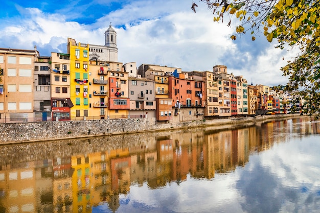 Girona - città colorata vicino a barcellona, spagna, catalogna