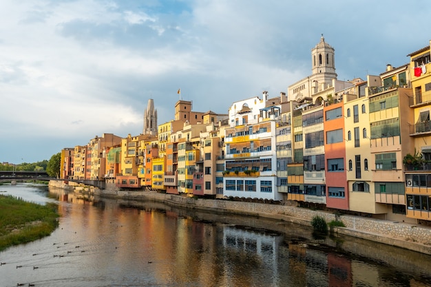 카탈로니아의 코스타 브라바(Costa Brava), 유명한 붉은 다리 Pont de les Peixateries Velles에서 탁 트인 Girona 중세 도시