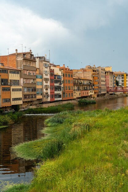 지로나(Girona) 중세 도시, 여름에는 마른 강 온야르(Onyar)에 있는 전통적인 채색 가옥, 지중해 카탈로니아(Catalonia)의 코스타 브라바(Costa Brava). 스페인
