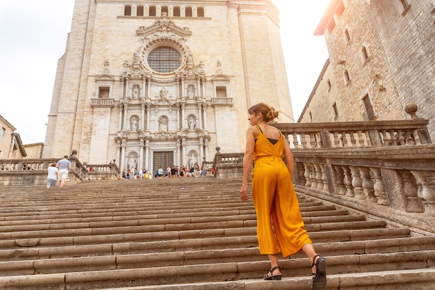 Girona middeleeuwse stad, een jonge toerist in oranje op de trappen van de kathedraal, Costa Brava van Catalonië in de Middellandse Zee. Spanje