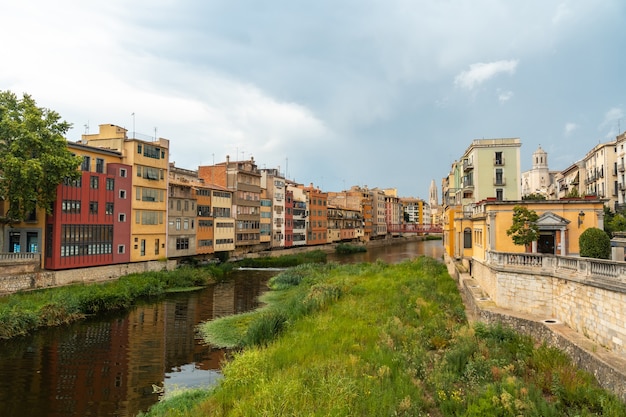Girona middeleeuwse stad, traditionele gekleurde huizen aan de rivier de Onyar, Costa Brava van Catalonië in de Middellandse Zee. Spanje