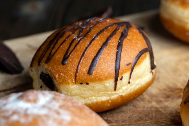 Foto gist zoete donuts met chocolade vulling