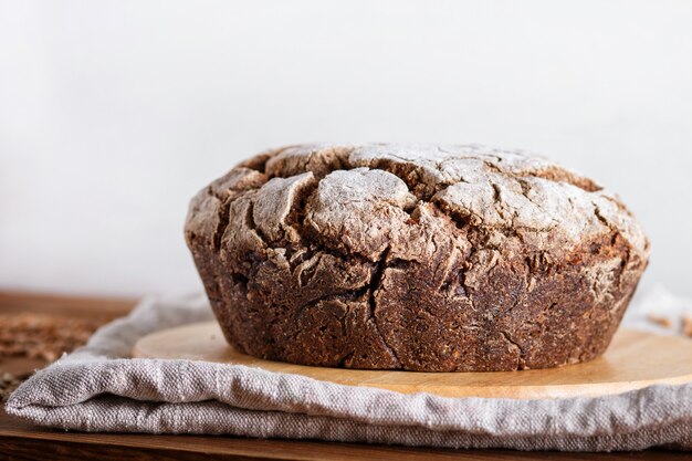 Gistvrij zelfgebakken brood met hele rogge en tarwekorrels