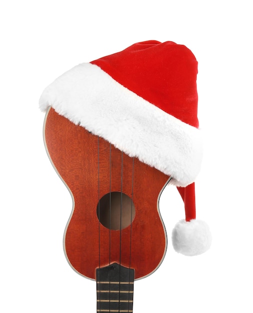 Gitaar in kerstmuts op witte achtergrond. Kerst muziek concept