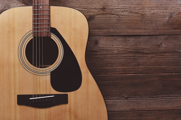 Gitaar rustend op oude houten achtergrond, close-up akoestische gitaar - bovenaanzicht