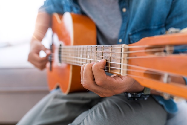 Gitaar spelen. Akoestische gitaar in handen van de gitarist