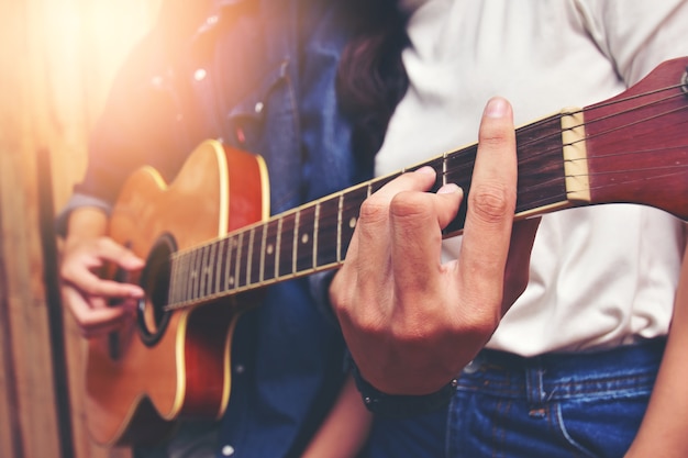 Gitaar spelen