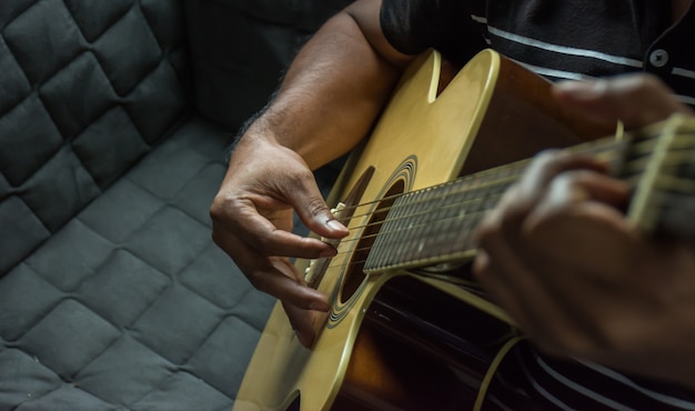 Gitaar spelen.